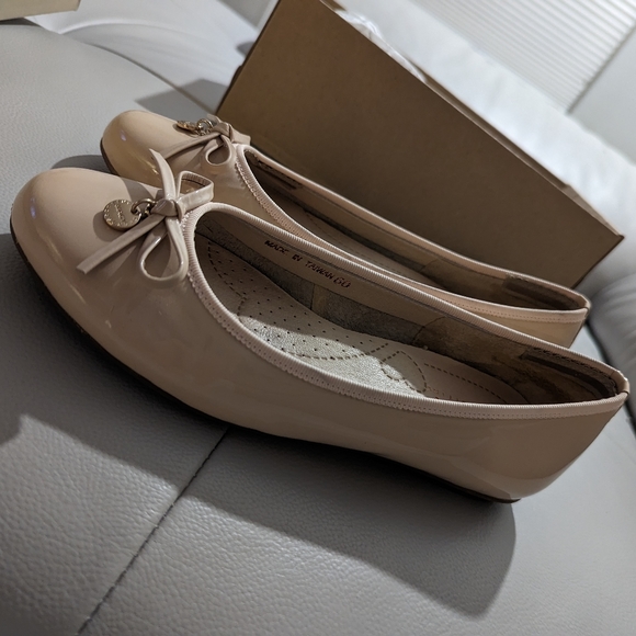 Magy Patent Leather Ballet Flats with Bow Detail in Size 6.5 - Picture 2 of 4